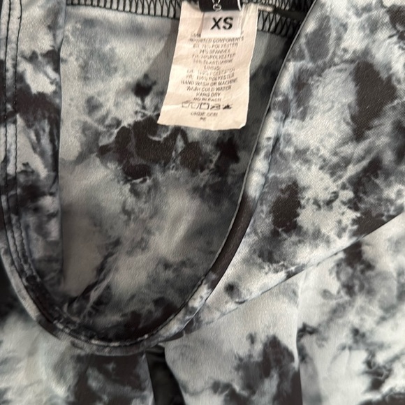 Onzie Grey Black 24” Leggings XS Athleisure Yoga Luxury Quick Dry High Waist - Picture 3 of 6